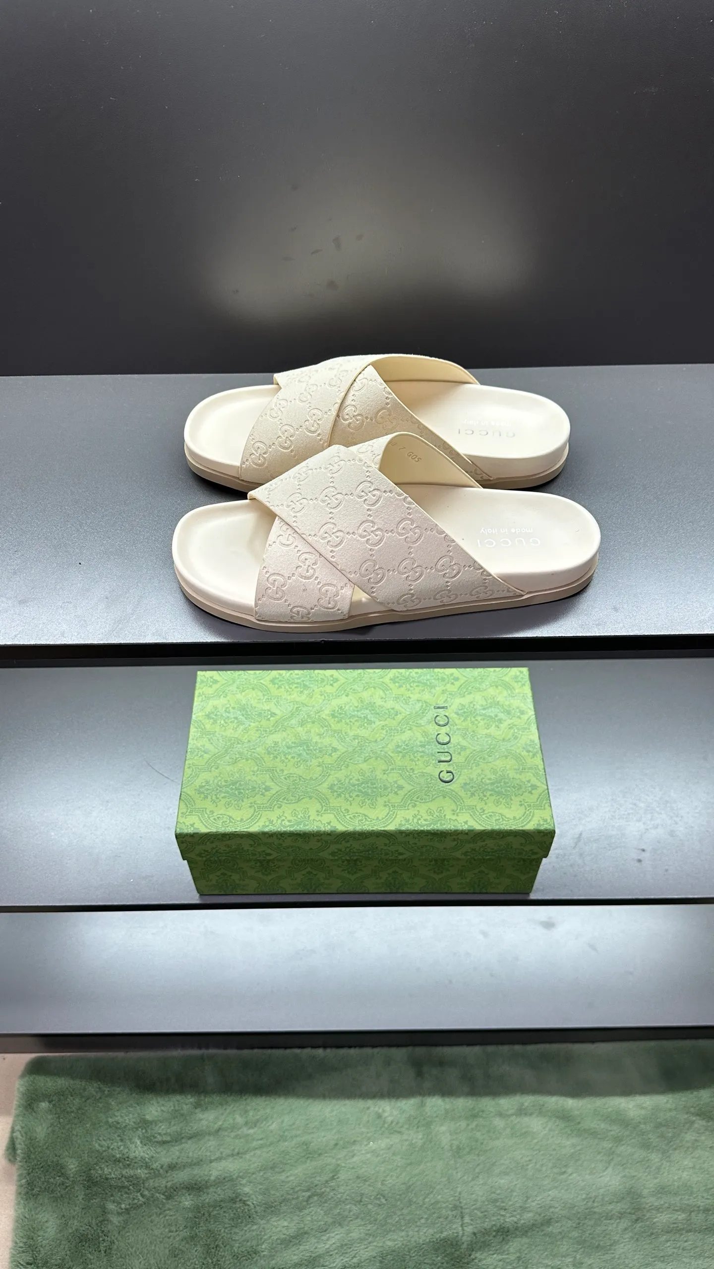 [G Home New Style] P: 300💰Men's size 39~45, (46. Customized) This slipper is made of GG polyester fiber and is decorated with a Gucci label on the front, which adds a striking logo feel to the style. "Gucci Made in Italy" stamped label Rubber sole Flat Made in Italy